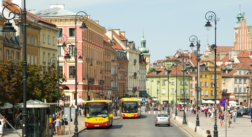 – Stolica stanowić będzie swoisty poligon doświadczalny dla praktycznego funkcjonowania polskich przepisów o Strefie Czystego Transportu. Z doświadczeń Warszawy czerpać będą inne miasta, które również mają obowiązek wprowadzenia strefy, a także Ministerstwo Klimatu i Środowiska odpowiadające za formalne ramy tego przedsięwzięcia – mówi Łukasz Puchalski, dyrektor stołecznego Zarządu Dróg Miejskich.