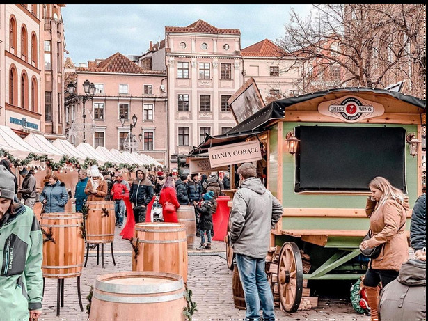 Świąteczny jarmark w Toruniu cieszy się powodzeniem i wśród mieszkańców, i turystów (fot.@jarmarkbozonarodzeniowytorun/Instagram)