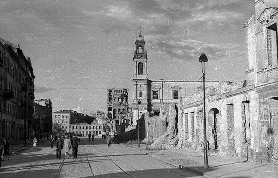 Zniszczona zabudowa placu, lata 40. Źródło: fotopolska.eu