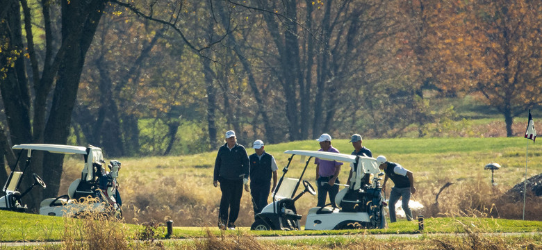 Donald Trump dowiedział się o porażce na polu golfowym [GALERIA]