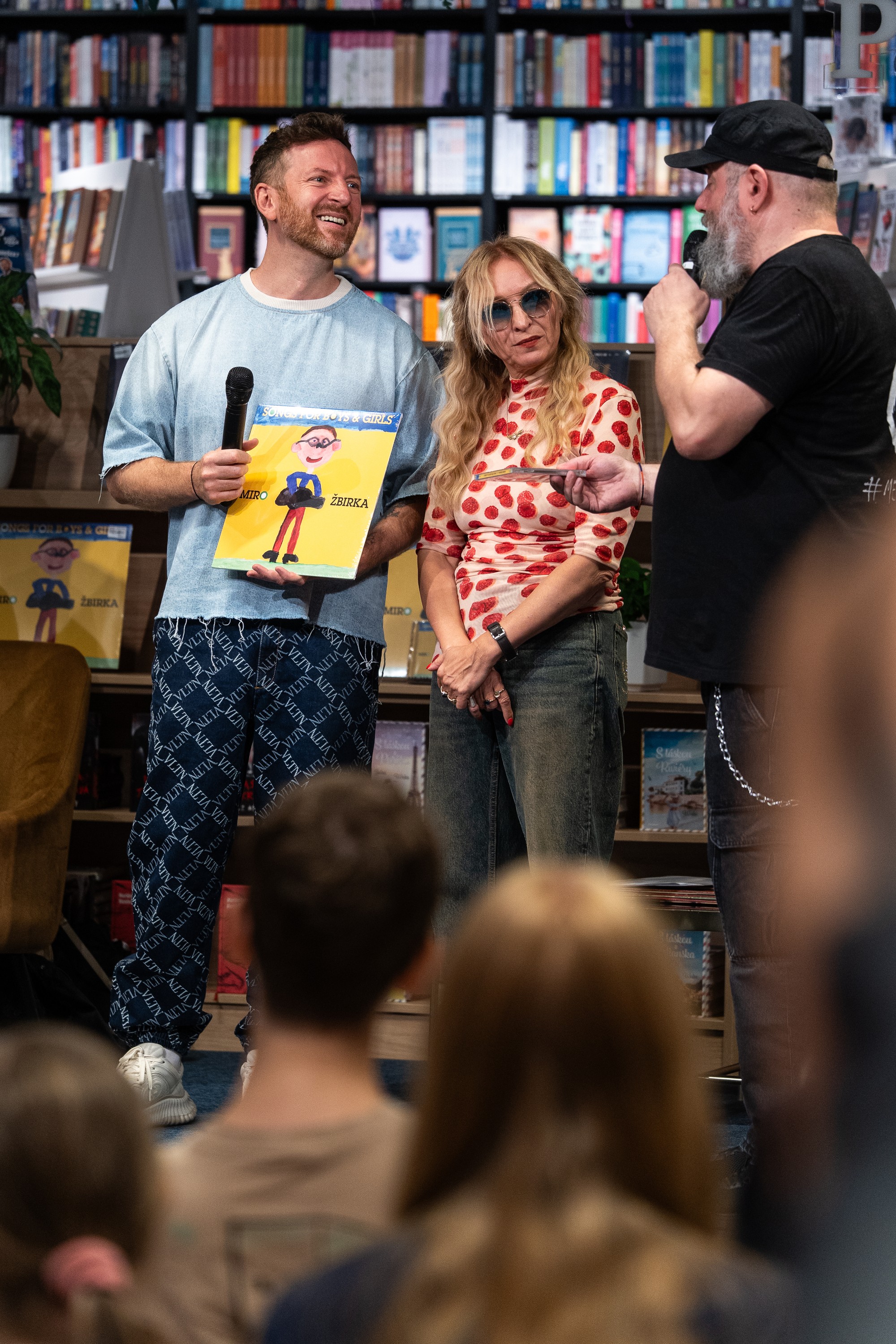 Krst albumu Mekyho Žbirku: Miro Jaroš a Kateřina Žbirková.