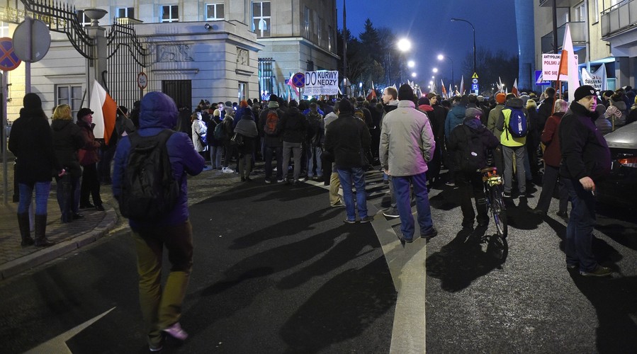 Manifestacja przed siedzibą Państwowej Komisji Wyborczej