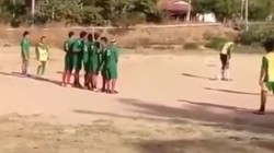 Gol roku padł na "kartoflisku" w Brazylii. Trafił do siatki piętą z rzutu wolnego! WIDEO