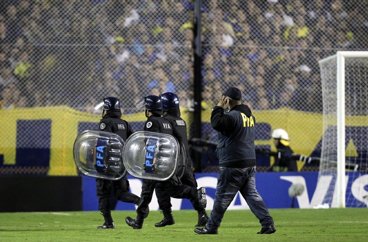 Kibice Boca Juniors zaatakowali gazem piłkarzy River Plate