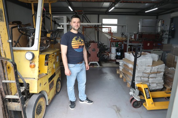 "BORBA I DALJE TRAJE, ALI SVETLOST JE SVE BLIŽA" Stefan iz Lapova krenuo iz podruma, a sada ulaže u novu mašinu i širi posao (VIDEO)