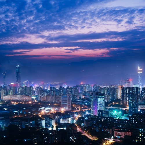 W 1980 roku osada liczyła zaledwie ok. 30 tys. mieszkańców. Dziś cały obszar Shenzhen zajmuje powierzchnię 2,050 km2, a populacja wzrosła do ponad 10 mln osób.