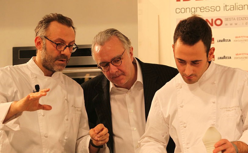 <b> 7. Beige (Tokio)</b>
<br></br> 
Wracamy do Japonii. W Tokio, na szczycie drapacza Chanel, mieści się restauracja Beige. Serwowana jest tu kuchnia francuska z sezonowymi składnikami japońskimi. Za danie obiadowe w Beige zapłacimy 259 dolarów – wraz z nim goście lokalu otrzymają także pieczołowicie przyrządzone dane z grzybów matsutake (gąska sosnowa). Ten aromatyczny grzyb jest w Japonii niezwykle rzadki (a więc również bardzo drogi). Beige zasługuje na uwagę także dlatego, że od niedawna wchodzi w skład kulinarnego imperium Francuza Alaina Ducasse. To jeden z dwóch szefów kuchni na świecie, którzy otrzymali najwyższą liczbę gwiazdek według rankingu przewodnika Michelin. Ducasse był także specjalnym gościem włoskiej i amerykańskiej edycji kulinarnego show MasterChef.