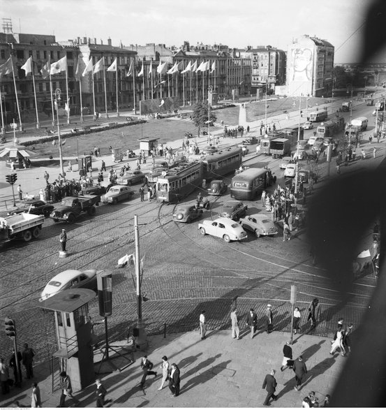 Aleje Jerozolimskie w Warszawie - skrzyżowanie z ulicą Nowy Świat (1955 r.)