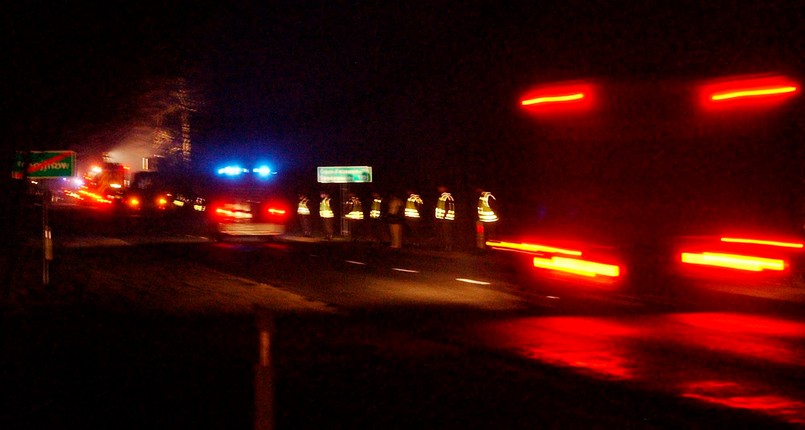 Służby ratunkowe jadą na miejsce katastrofy śmigłowca wiozącego Leszka Millera