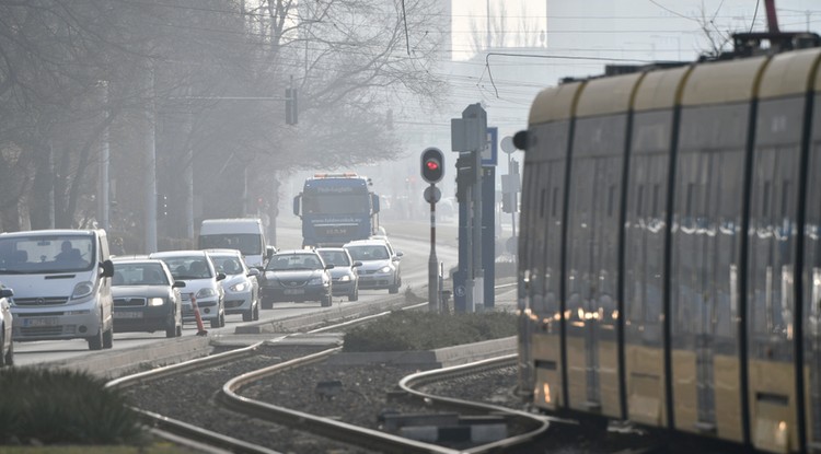 Járművek haladnak az óbudai Vörösvári úton 2020. január 10-én. Elrendelte a szmogriadó tájékoztatási fokozatát Budapesten Karácsony Gergely főpolgármester, miután a szálló por légszennyezettségi szintje január 8-án és 9-én is három mérőponton meghaladta a tájékoztatási küszöbértéket