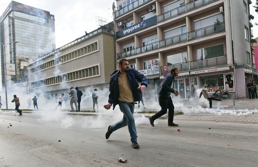 Demonstranti sa kamenicama jurišaju na zgradu Vlade Kosova