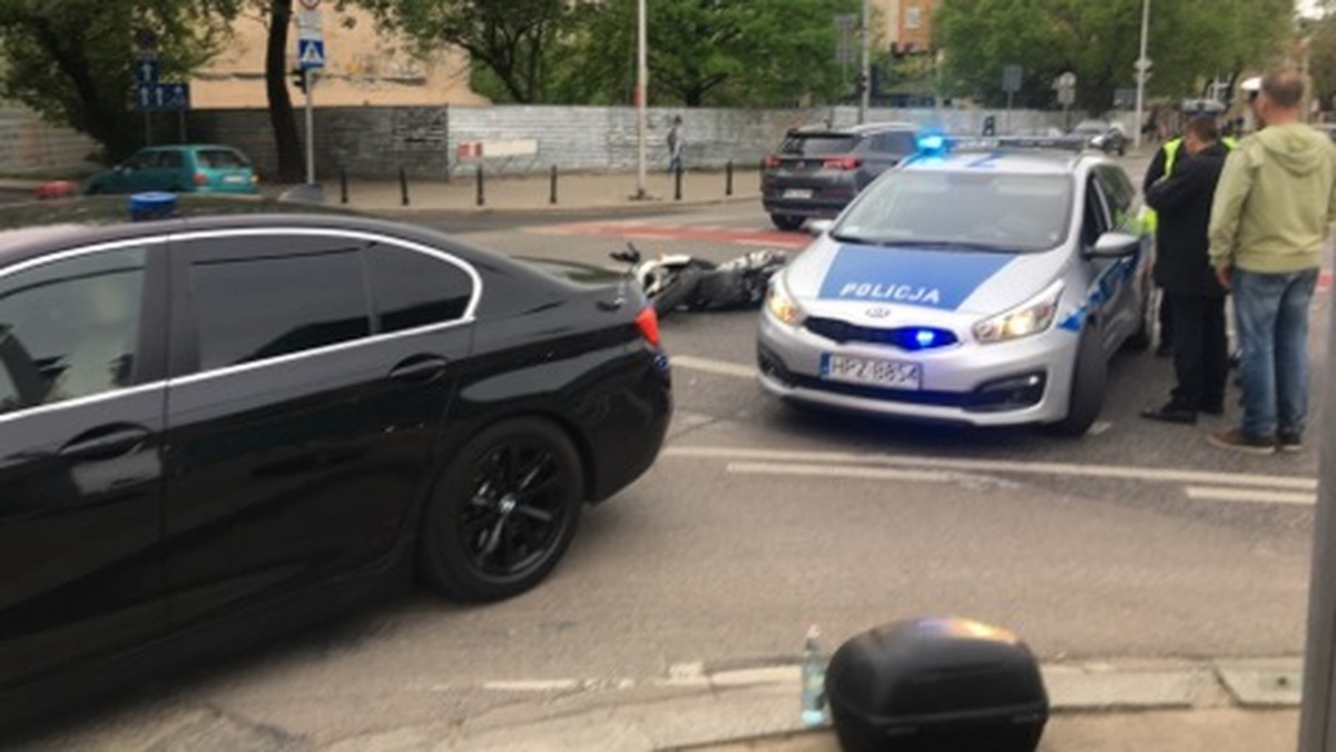 Wypadek w Warszawie. Kiedy przez centrum miasta przejeżdżała kolumna samochodów Służby Ochrony Państwa, tuż obok przewrócił się motocyklista. Auta jechały na sygnałach świetlnych i dźwiękowych, a więc były uprzywilejowane. Możliwe, że motocyklista wywrócił się na widok kolumny lub nie wyhamował. Wyjaśnia to policja.