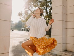 Letnie sukienki do jesiennych swetrów? Połączenie idealne!