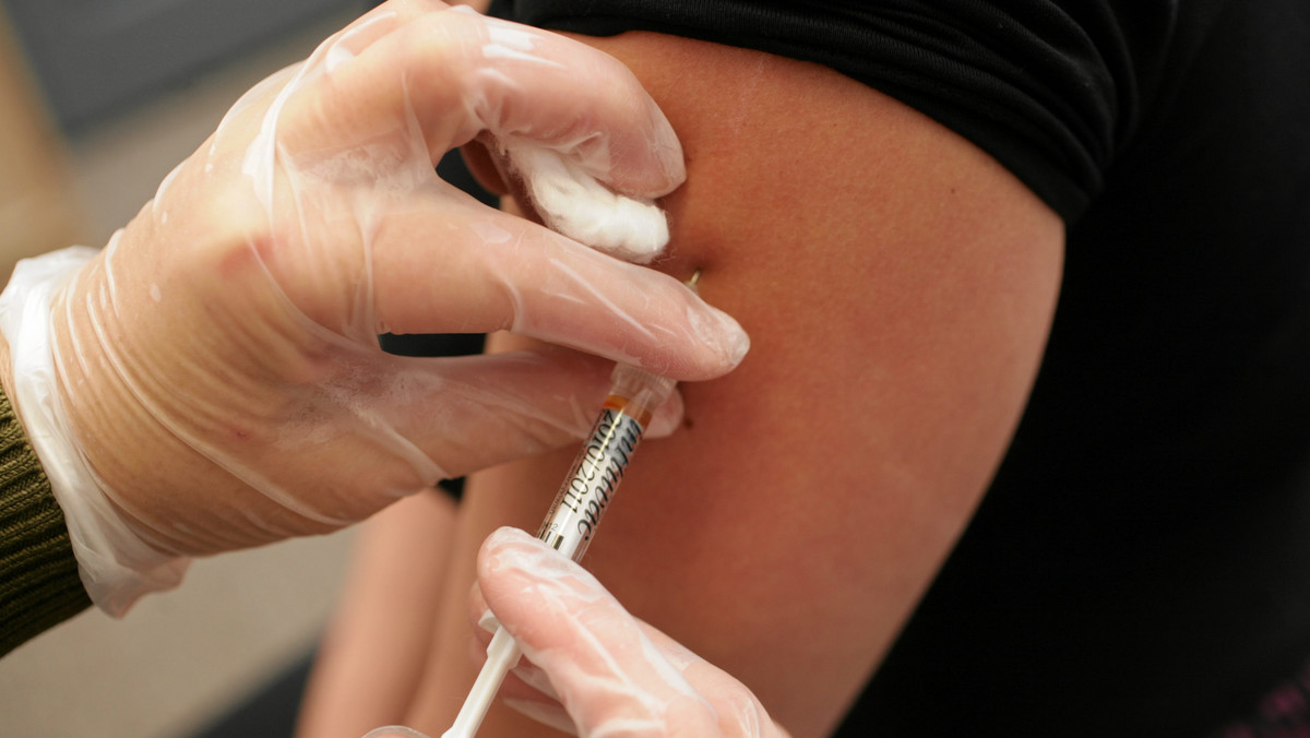 Zdrowe dzieci nie mogą dostawać szczepionek przeciwko świńskiej grypie - zdecydowali urzędnicy, odpowiedzialni za zdrowie publiczne w północno-zachodniej Anglii - informuje na swych stronach internetowych "Daily Telegraph".
