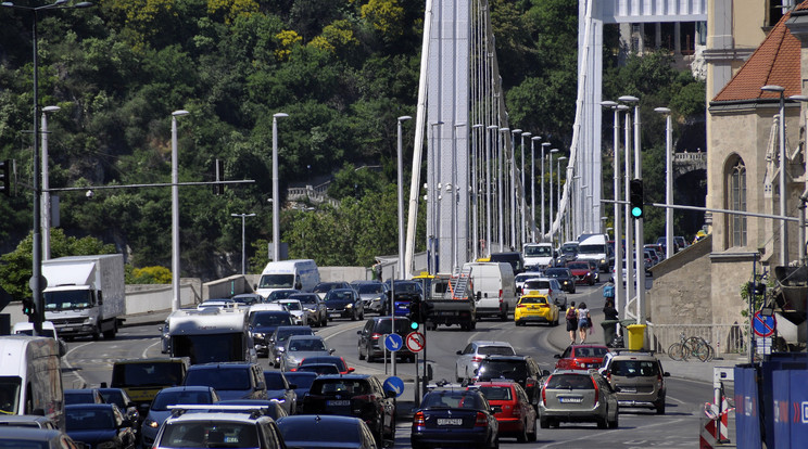 Budapest belvárosának közlekedése a közeljövőben még inkább lelassulhat. A képen járművek áradata, délelőtti csúcsforgalom az Erzsébet hídon / Fotó: MTVA/Bizományosi: Balaton József