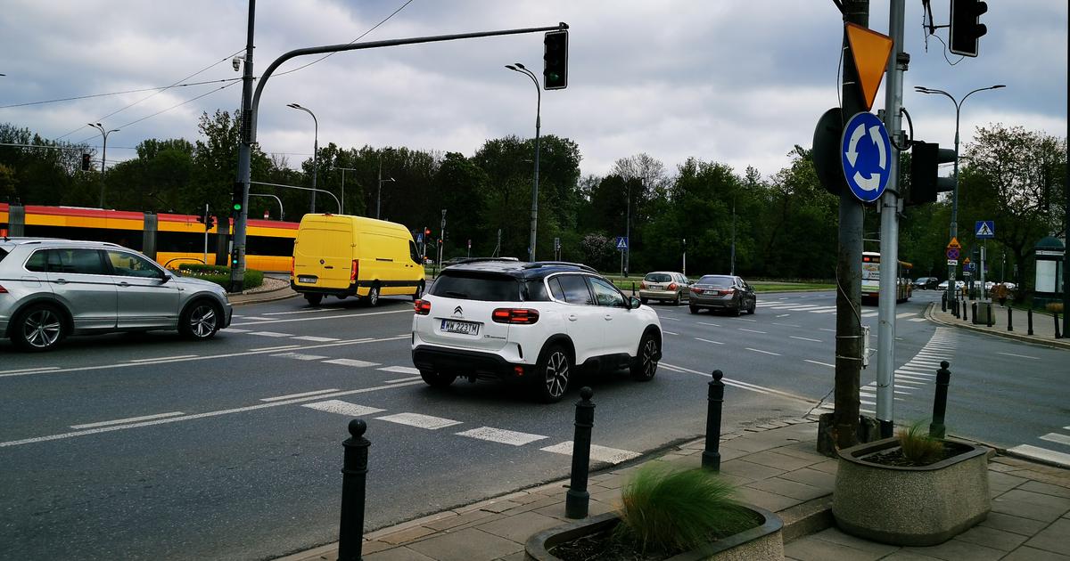  Jeśli pasy krzyżują się przy rondzie, zmieniają się zasady użycia kierunkowskazów. Kierowcy się w tym gubią