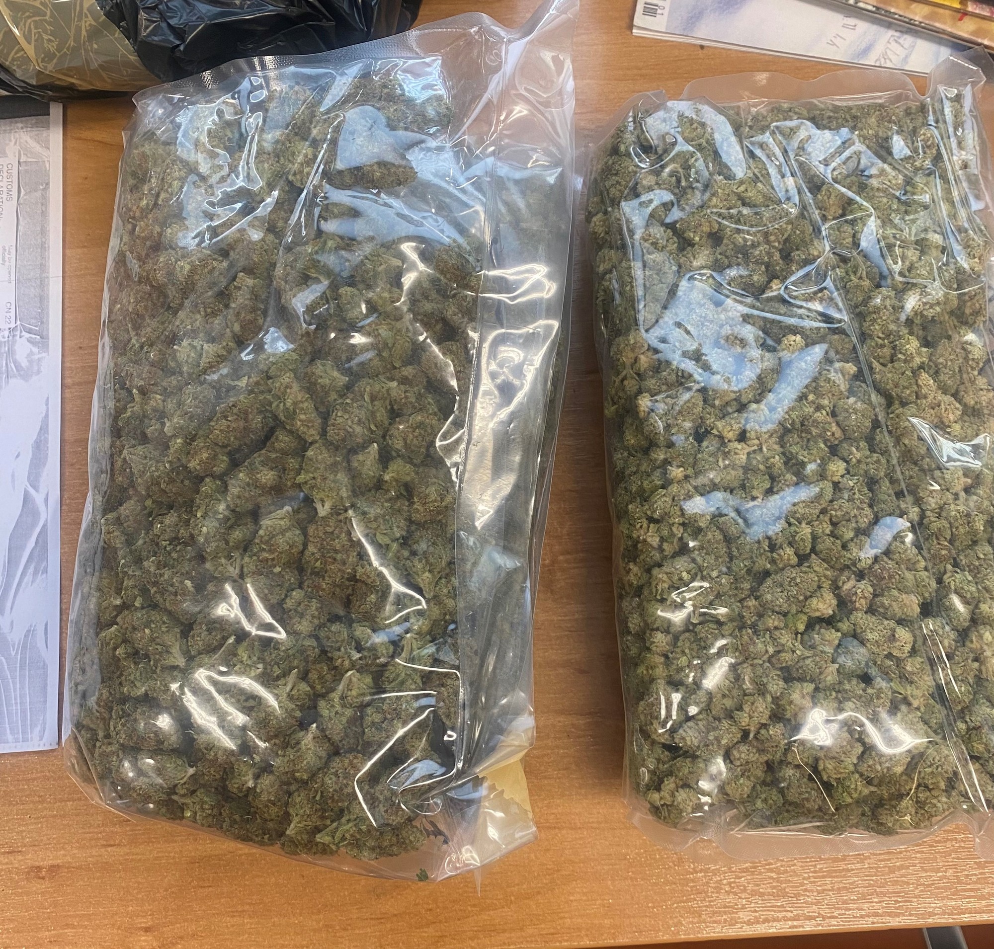 Polícia zaistila drogy v poštových zásielkach.