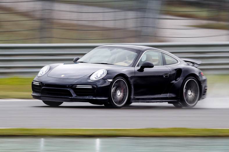 Porsche Carrera S i Turbo S na torze Istanbul Park