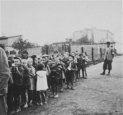 Dzieci z getta łódzkiego podczas deportacji do obozu