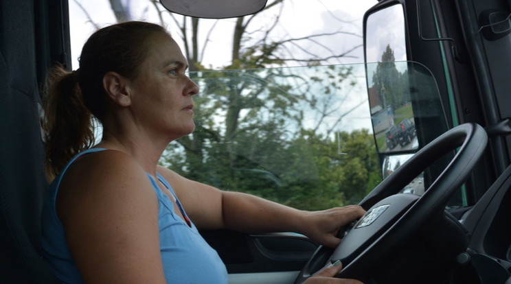 Andrea 38 évesen nyergelt át az egészségügyből 
a közlekedésre. Egyre jobban imád kamionozni