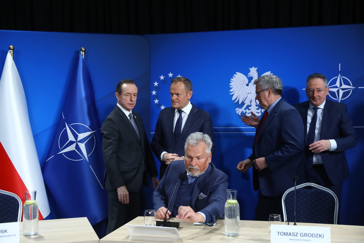 Bronisław Komorowski, Aleksander Kwaśniewski, Tomasz Grodzki, Donald Tusk i Bartłomiej Sienkiewicz