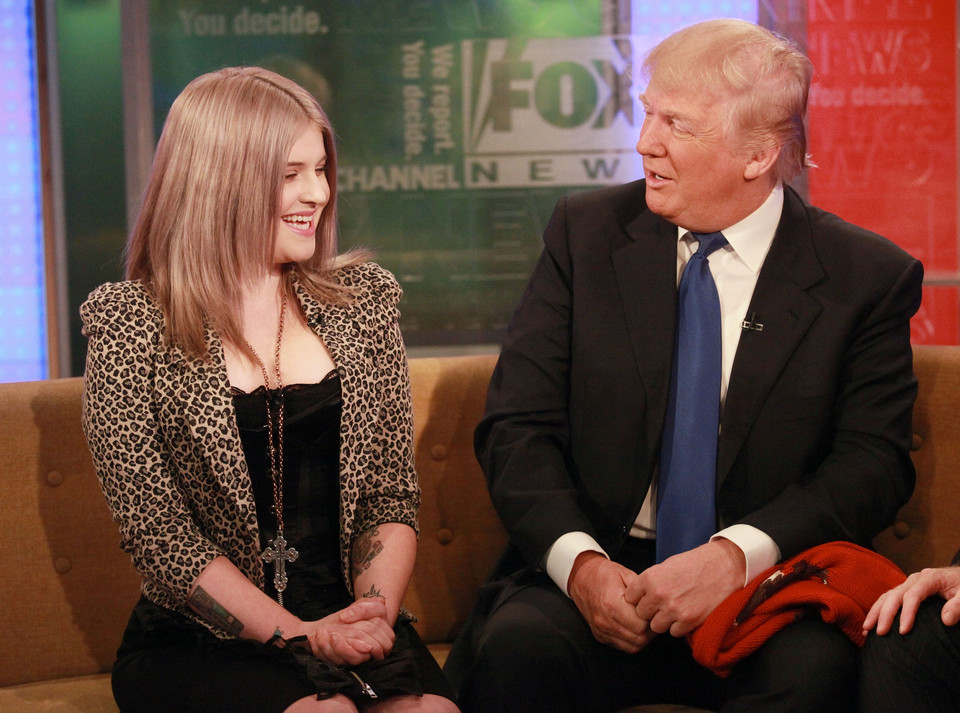 Kelly Osbourne całuje Donalda Trumpa