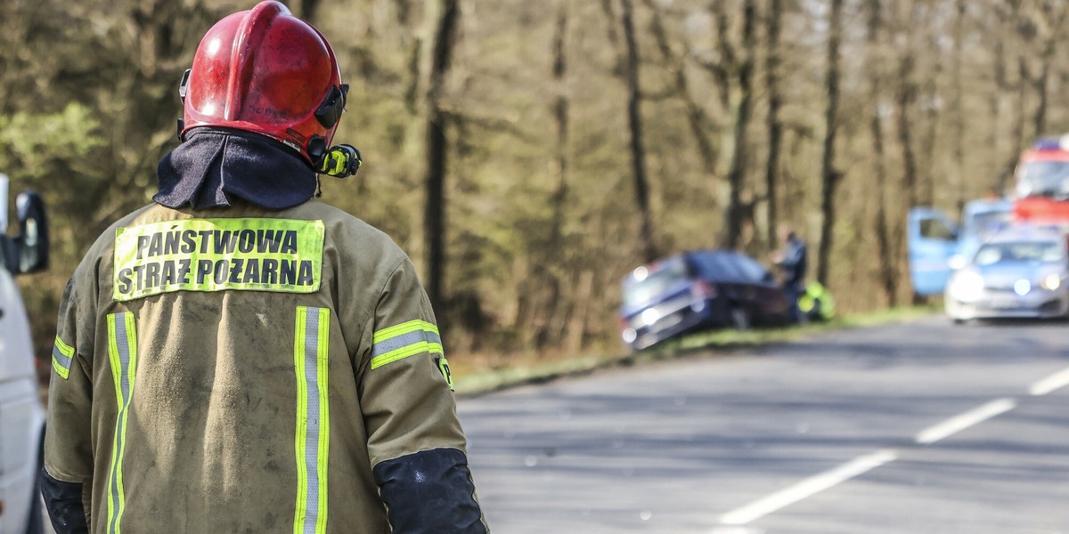 Najlepiej ocenianym zawodem w Polsce jest strażak (83,1 proc. wskazań), a tuż za nim jest ratownik medyczny (81,1 proc.).