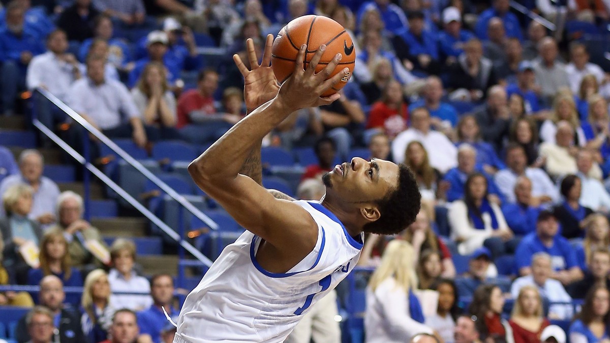 James Young, zawodnik Kentucky Wildcats miał koszmarnego pecha w meczu z gospodarzami spotkania, Montevallo Falcons. Zawodnik efektownie trafił do kosza za trzy punkty, jednak te przypisano jego rywalom.