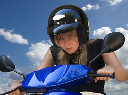 Kask może odebrać słuch