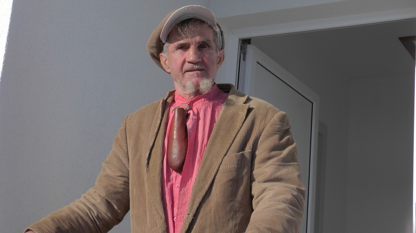 Veselinko Mrvaljević na pragu svoje  kuće