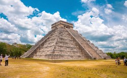 Niesforna turystka tańczyła na piramidzie. Wściekły tłum nie miał litości