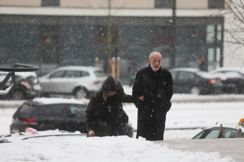 Miroslav Mika Aleksić u pratnji supruge stigao na suđenje