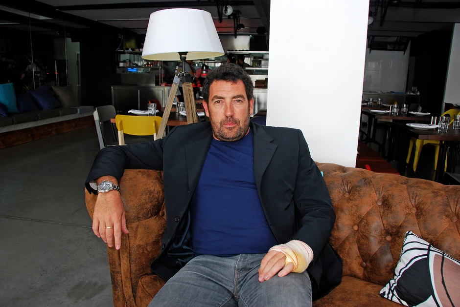 Danijel Kalparsoro je reditelj, scenarista i producent rođen u Barseloni