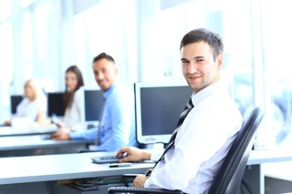 Więcej szefów, mniej pracowników w administracji