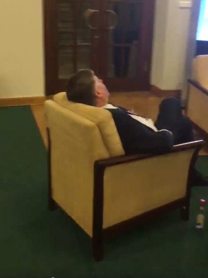 Krzysztof Jurgiel, minister rolnictwa śpi w Sejmie podczas nocnych obrad