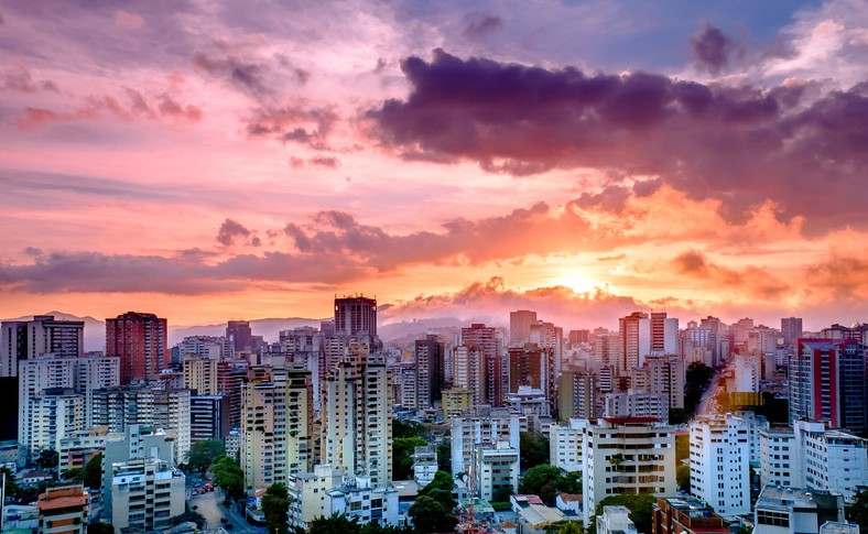 Stolica Wenezueli, Caracas. Państwo jest dziś doskonałym przykładem tego, że nawet dostęp do olbrzymich złóż ropy nie gwarantuje bogactwa.