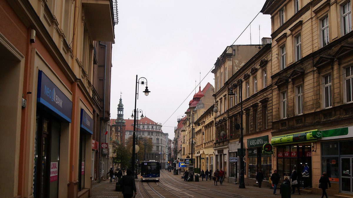 Prezydent Bydgoszczy podpisał zarządzenie wprowadzające program "Lokal na start". Przewiduje on, że przedsiębiorcy płacący tzw. mały ZUS będą mogli wynająć niektóre miejskie lokale użytkowe za symboliczną złotówkę za metr. W ten sposób zaniedbywane pomieszczenia będą wykorzystywane i przyczynią się do rozwoju biznesu w mieście.