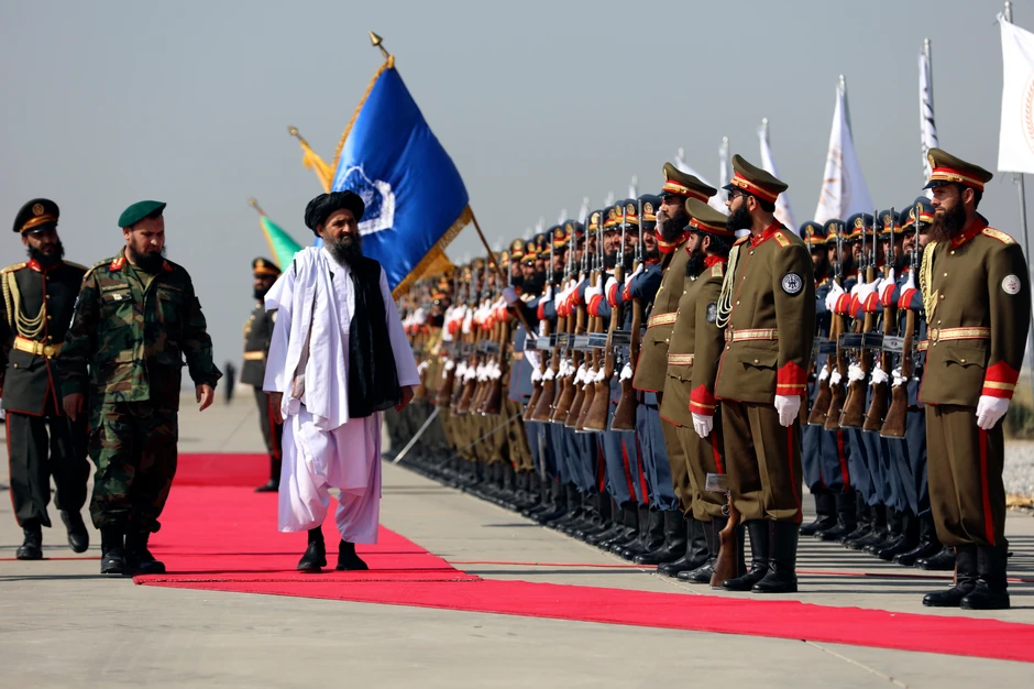 Mula Abdul Gani Baradar, talibanski zamenik premijera u smotri garde tokom vojne parade povom treće godišnjice povlačenja SAD iz Avganistana u bazi Bagram 14. avgusta
