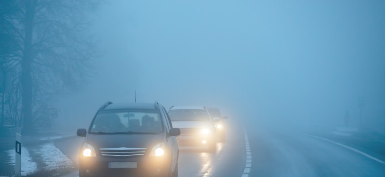 Alert IMGW. Gęste mgły w Polsce już dziś wieczorem [Lista zagrożonych województw]