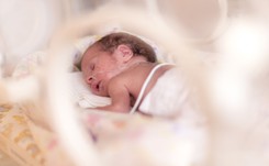 Resort zdrowia zapewnia: pracujemy nad rozszerzeniem profilaktyki RS dla starszych wcześniaków