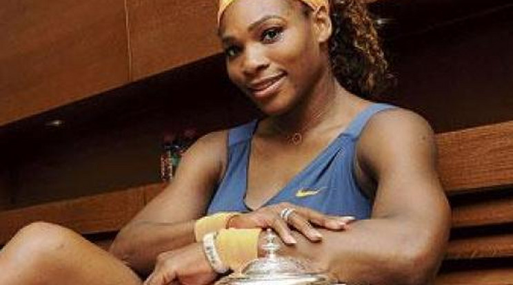 Cipőjével segít Serena az árvízkárosultakon