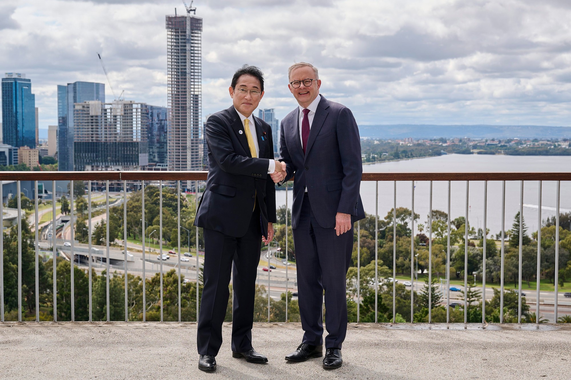 Bezpečnostný pakt podpísal japonský premiér Fumio Kišida a austrálsky premiér Anthony Albanese v západoaustrálskom meste Perth.