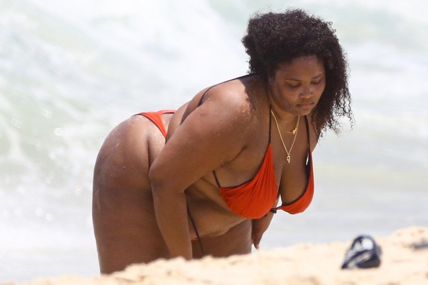 Lizzo w bikini na brazylijskiej plaży