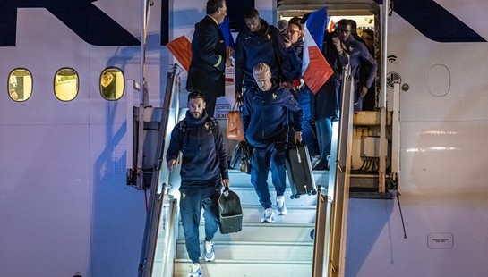 Pokonani Francuzi wylądowali w Paryżu. Wieczorem spotkanie z kibicami