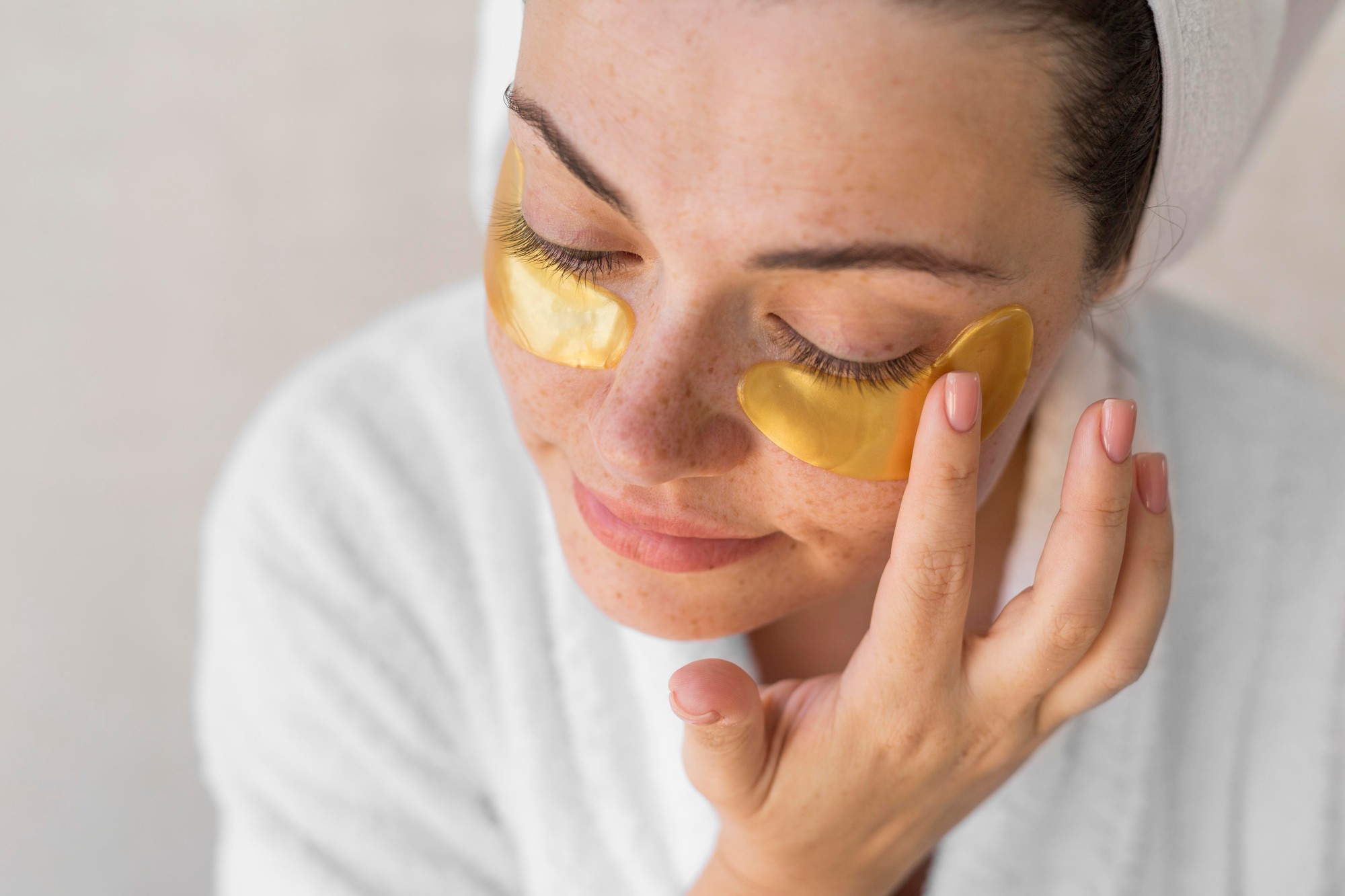 Dermatologičky odporúčajú vnímať vankúšiky pod oči skôr ako príjemný doplnok kozmetickej rutiny než ako jej nevyhnutnú súčasť.