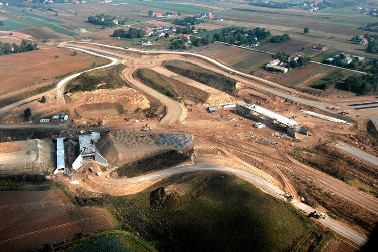 Budowę obwodnicy podzielono na dwa etapy, obejmujące odcinki realizacyjne. Pierwszym z nich będzie część północno-wschodnia, od węzła „Lublin-Sławinek” do węzła „Lublin-Felin” (tu trasa włączy się w drogi S12 i S17). Ta cześć obwodnicy znajduje się w realizacji od 2011 roku, a jej ukończenie planowane jest na grudzień 2013. To właśnie budowa tej części znajduje się na prezentowanych zdjęciach.
