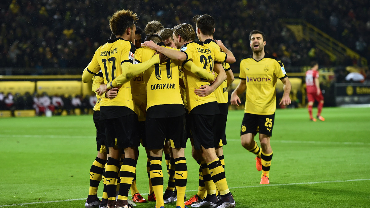 Borussia Dortmund zgodnie z przewidywaniami ograła w niedzielnym meczu 14. kolejki Bundesligi VfB Stuttgart 4:1 (2:1). Dwie bramki dla żółto-czarnych zdobył w niedzielę najlepszy strzelec rozgrywek Gabończyk Pierre-Emerick Aubameyang.