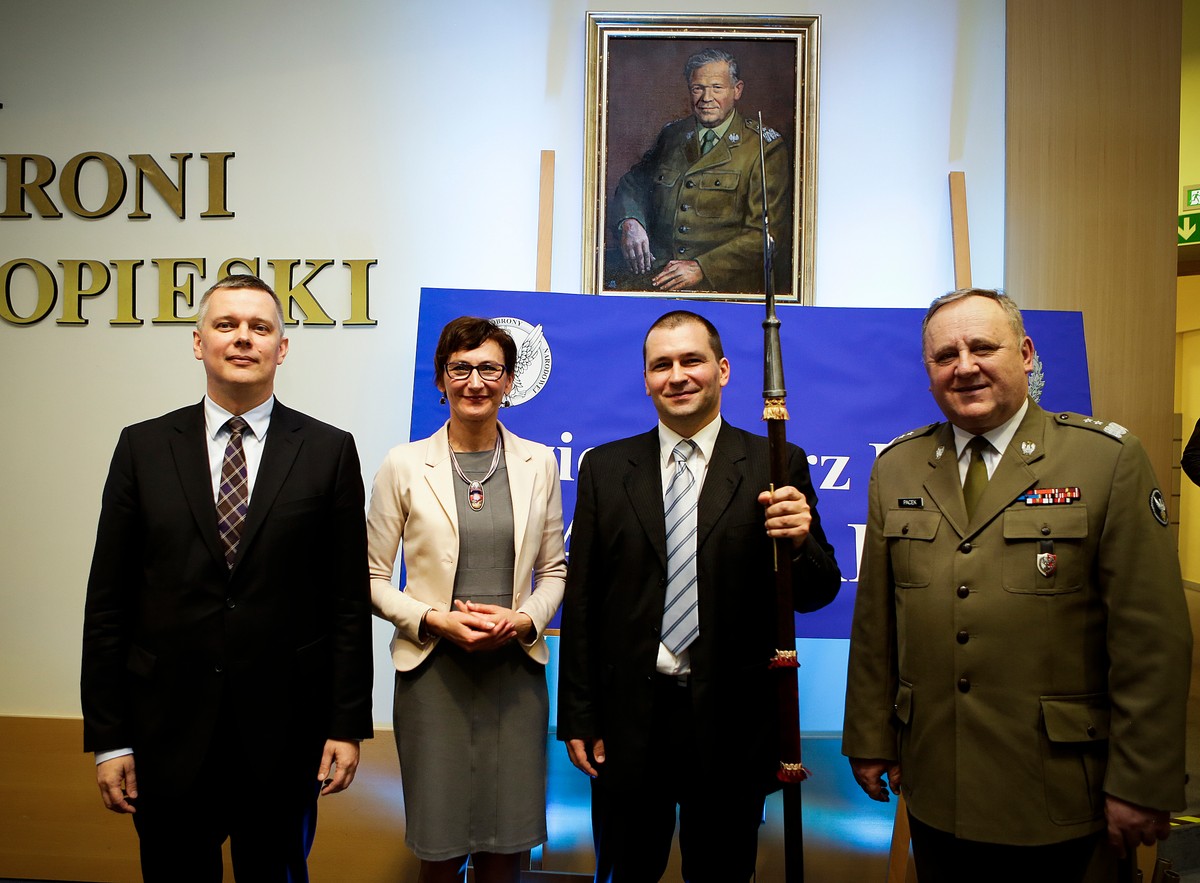 Minister Tomasz Siemoniak, redaktor naczelna "DGP" Jadwiga Sztabińska, Artur Radwan oraz gen. Bogusław Pacek