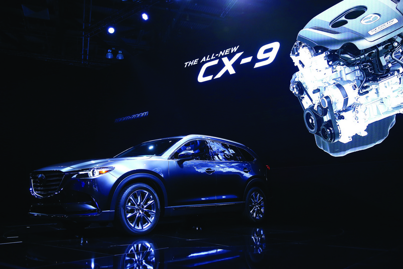 W czasie salonu samochodowego w Los Angeles Mazda zaprezentowała nowy silnik i nowy model. Mechaniczne serce o nazwie SKYACTIV-G 2,5T to pierwsza turbodoładowana jednostka benzynowa z serii SKYACTIV-G. Konstrukcję zastosowano w zupełnie nowej maździe CX-9...