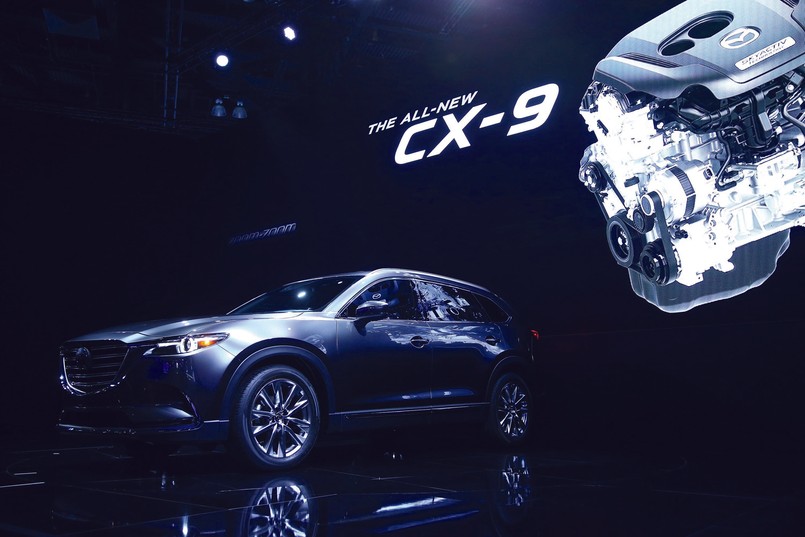 W czasie salonu samochodowego w Los Angeles Mazda zaprezentowała nowy silnik i nowy model. Mechaniczne serce o nazwie SKYACTIV-G 2,5T to pierwsza turbodoładowana jednostka benzynowa z serii SKYACTIV-G. Konstrukcję zastosowano w zupełnie nowej maździe CX-9...